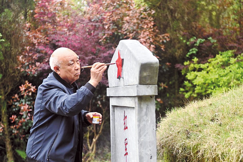 Family guarding grave of fallen soldiers since 1934